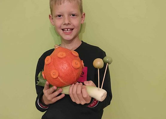 chłopiec prezentuje swoją pracę