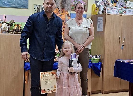 dziewczynka odbiera dyplom