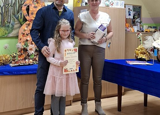 dziewczynka odbiera dyplom