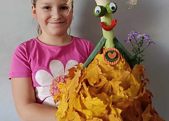 uczennica prezentuje swoją pracę