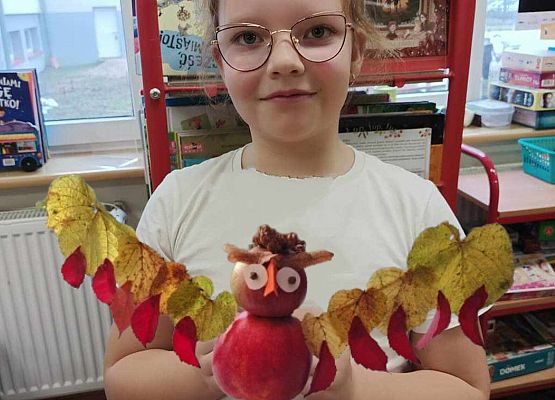 uczennica prezentuje swoją pracę