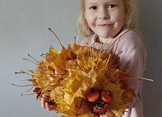 dziewczynka prezentuje swoją pracę