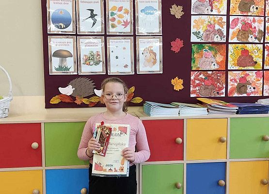 uczennica prezentuje dyplom