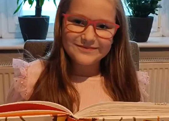 uczennica czyta wiersz