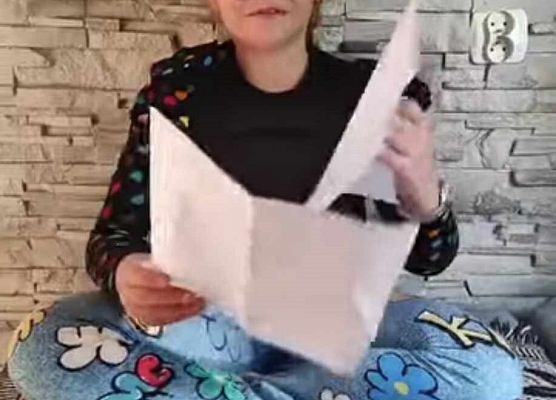 uczennica czyta wiersz