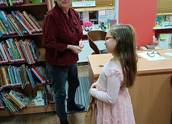 uczennica odbiera dyplom