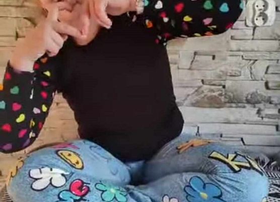 uczennica pokazuje serduszko