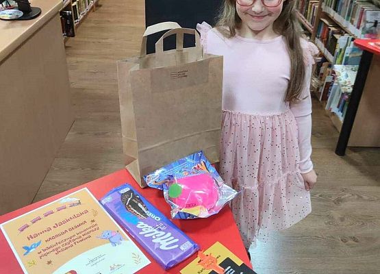 uczennica prezentuje dyplom