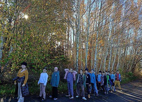 uczniowie podczas spaceru