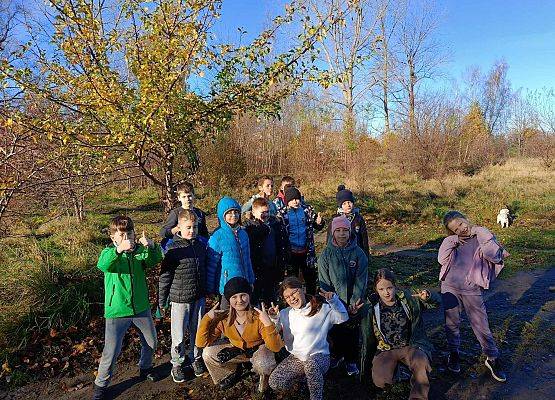 uczniowie podczas spaceru