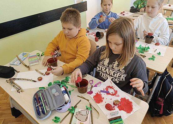 uczniowie wykonują prace plastyczne