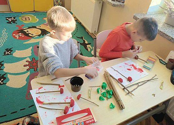 uczniowie wykonują prace plastyczne