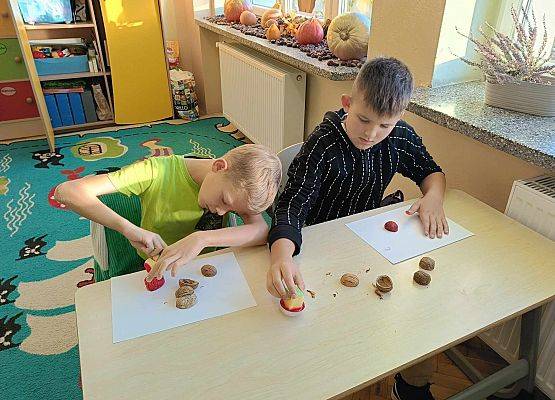 uczniowie wykonują prace plastyczne