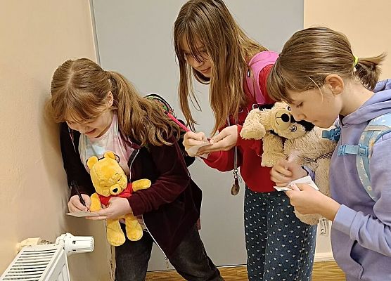 uczniowie wykonują zadania