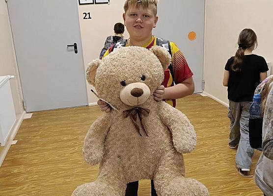 chłopiec trzyma misia