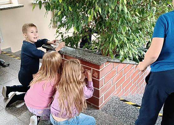 uczniowie wykonują zadania