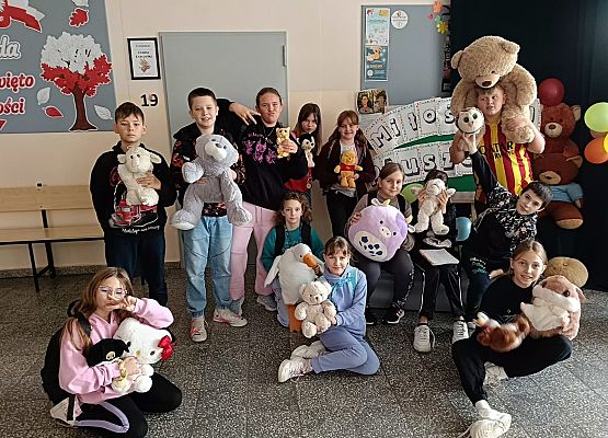 uczniowie z pluszakami