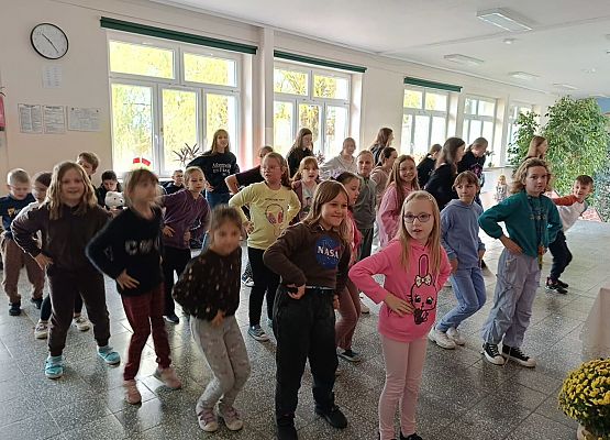 dzieci tańczą  w szkolnym holu