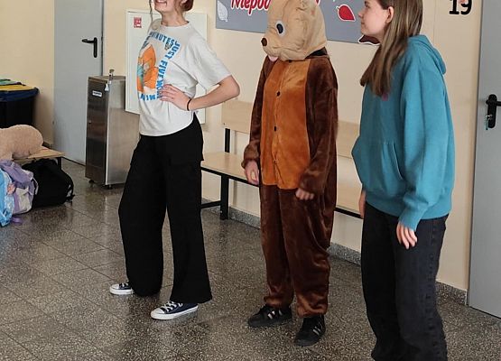 uczniowie tańczą w szkolnym holu