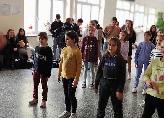 uczniowie tańczą w szkolnym holu