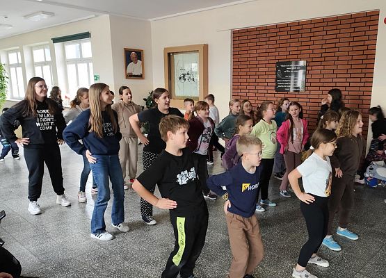 uczniowie tańczą w szkolnym holu