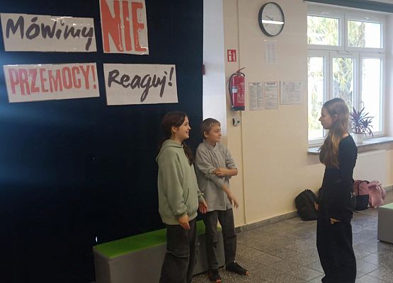 uczniowie odgrywają scenki