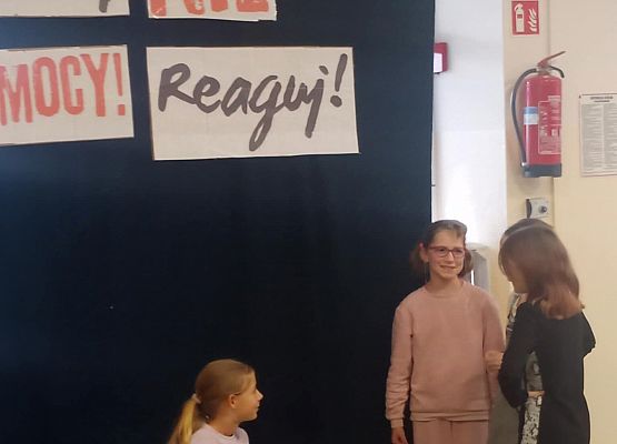 uczniowie odgrywają scenki