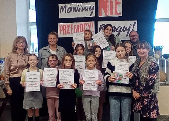 uczestnicy konkursu prezentują dyplomy