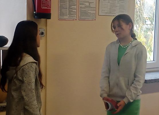 uczniowie odgrywają scenki