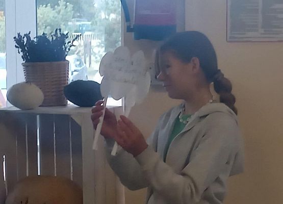 uczniowie odgrywają scenki