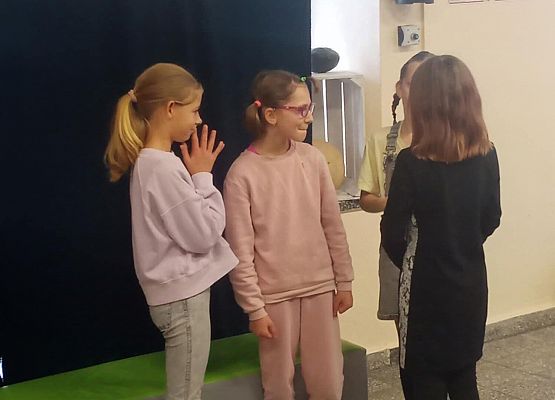 uczniowie odgrywają scenki