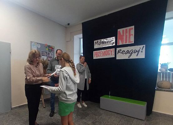 pani wicedyrektor wręcza uczennicy nagrodę