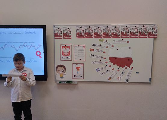 dekoracja w szkolnym holu