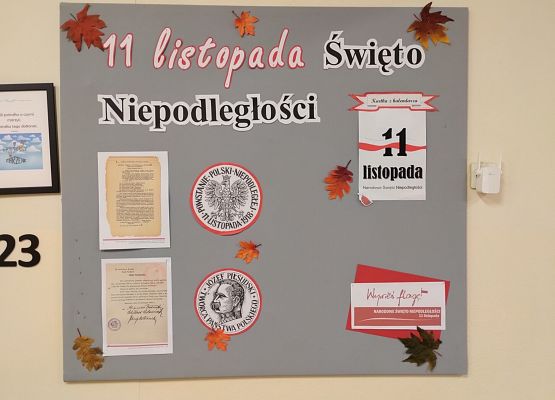 dekoracja w szkolnym holu