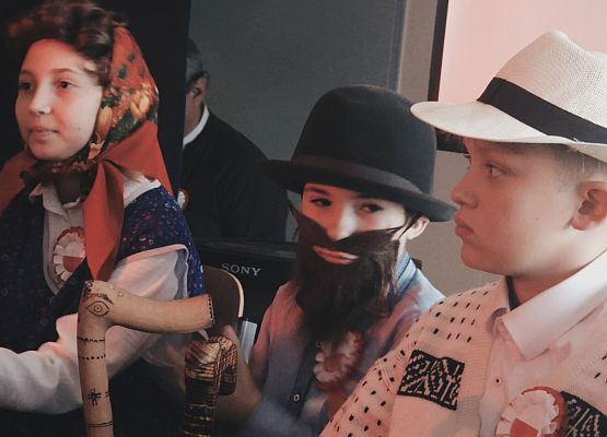 uczniowie występują na scenie