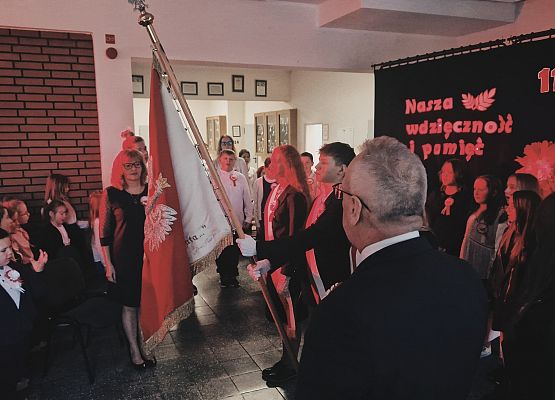 Grafika 2: Szkoła do Hymnu