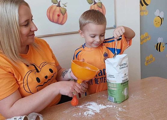 chłopiec wsypuje mączę do gniotka