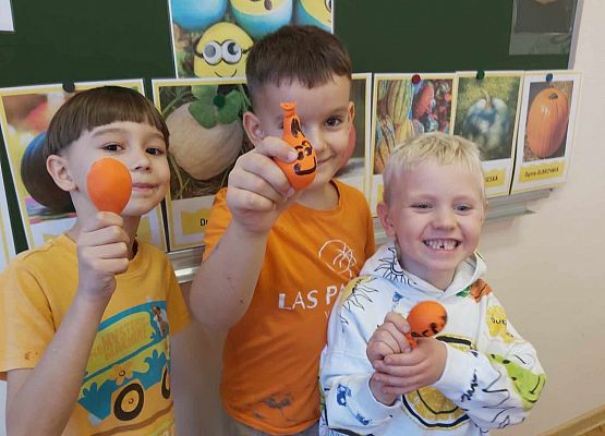 chłopcy pokazują własnoręcznie wykonane gniotki