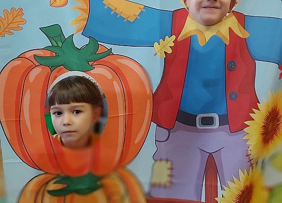 dwaj chłopcy w fotobudce