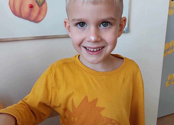 chłopiec wsypuje mączkę ziemniaczaną