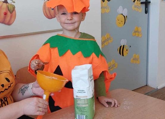 chłopiec wysypuje mączkę ziemniaczaną do gniotka