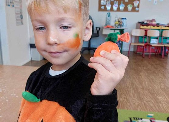 chłopiec trzyma gniotka