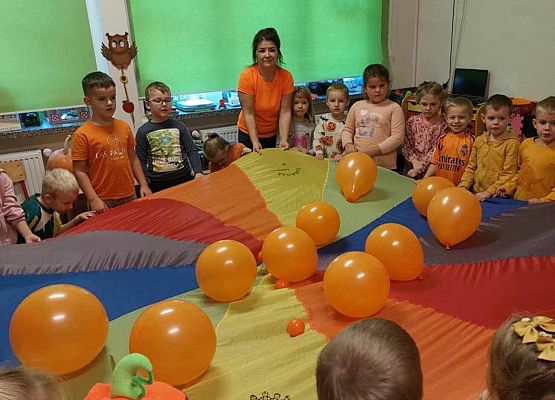 dzieci bawią się balonami