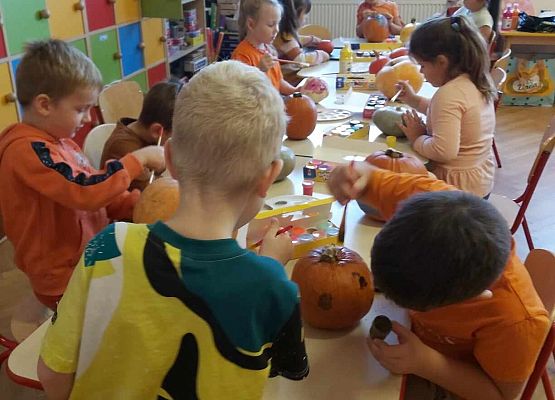 dzieci malują dynie