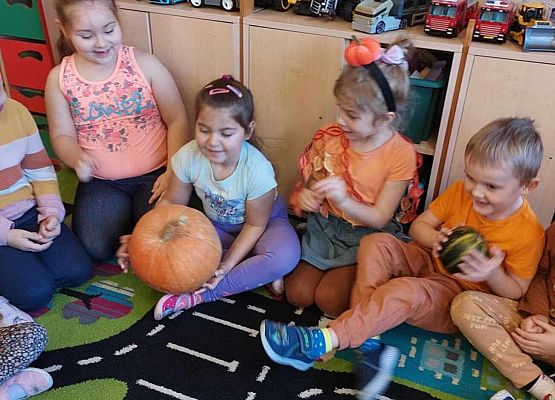 dzieci bawią się dyniami