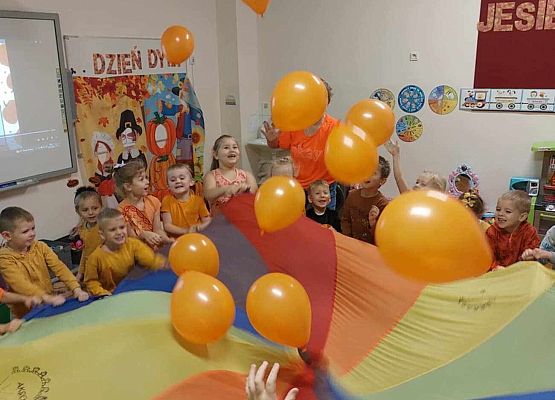 dzieci bawią się balonami