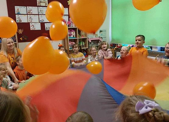 dzieci bawią się balonami