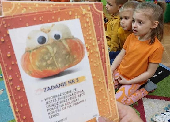 dzieci wykonują zadanie