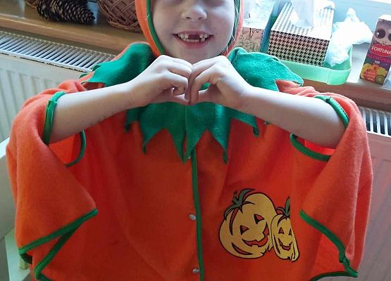 dziewczynka w stroju dyni