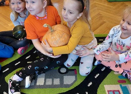 dziewczynki trzymają dynię